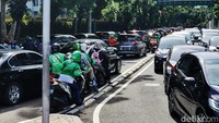 Arus lalin terpantau padat imbas penutupan Jalan Medan Merdeka Barat. 