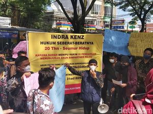 Korban Binomo Geruduk PN Tangerang, Minta Indra Kenz Dibui 20 Tahun