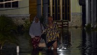 Banjir tersebut terjadi akibat tanggul di sungai tersebut jebol.  