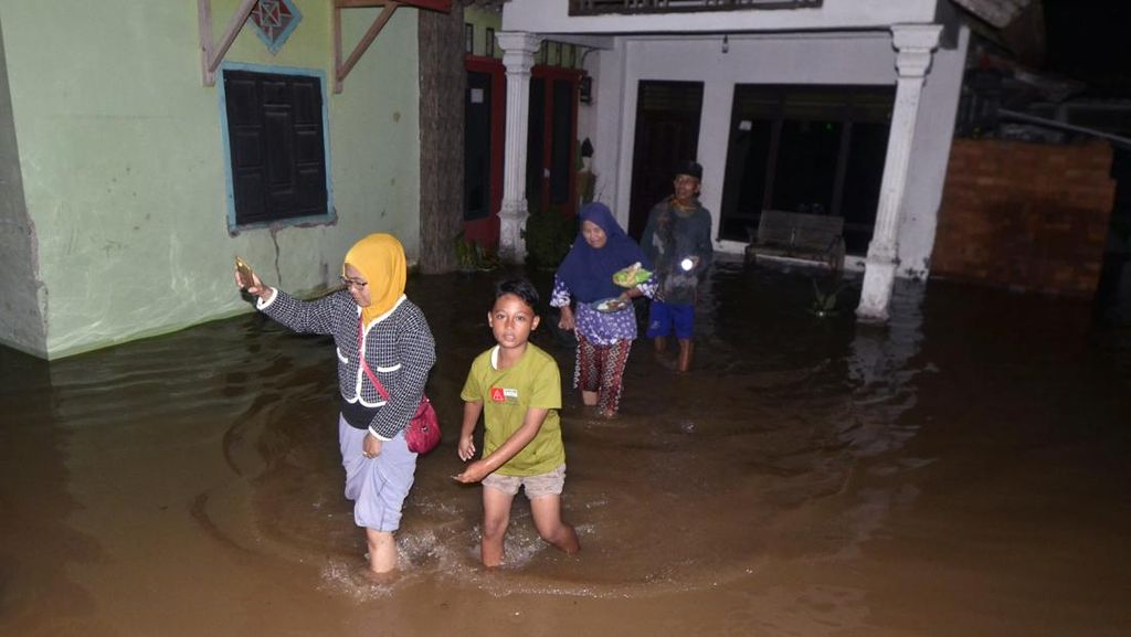 Desa di Lampung Selatan Terendam Banjir, Ratusan Orang Mengungsi