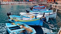 Kini Cinque Terre sudah menjadi destinasi wisata yang populer di Italia. Apalagi desa di pesisir ini penuh dengan warna-warni yang cantik dan beragam makanan enak untuk para turis.  Foto: Instagram @cinqueterretrip