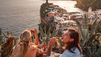 Kapan lagi bisa menikmati pizza Italia yang autentik sambil menganggumi keindahan laut Mediterania dan awan senja yang memukau. Foto: Instagram @cinqueterretrip