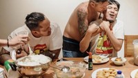 Desta Mahendra banyak mendapat dukungan terutama dari teman genk motornya The Prediksi. Sebab Desta pun sering menghaniskan waktu bersama termasuk untuk kulineran. Foto: Instagram