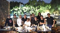 Bahkan bersama dengan genk motornya tersebut, suami Natasya Rizky ini sering turing sambil kulineran. Seperti pada momen yang satu ini. Foto: Instagram