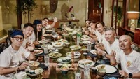Setiap kali makan-makan bersama genk motornya, Desta Mahendra dan teman-temannya selalu mengenakan kostum yang kompak. Foto: Instagram