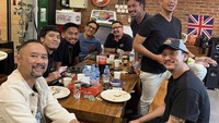 Nah, kalau yang satu ini adalah makan bersama Desta bersama The Prediksi di bascamp mereka yang bernama Papa Lova yang berlokasi di rumah Andra Taulany. Foto: Instagram