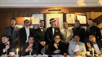 Ini momen makan malam Desta Mahendra bersama genk motornya dalam rangka hari anniversary The Prediksi. Foto: Instagram