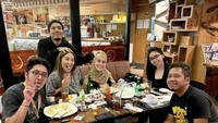 Nah, ini adalah momen makan bersama Desta Mahendra bersama rekan kerjanya saat masih menjadi penyiar di radio populer. Foto: Instagram