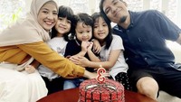 Tak hanya dengan genk motornya aja, Desta Mahendra juga dekat dengan keluarga. Banyak momennya saat mereka makan bersama. Foto: Instagram