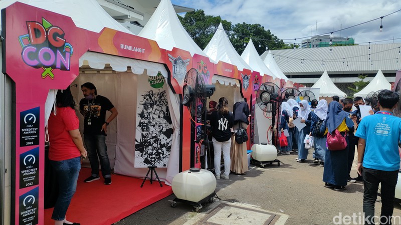 Menyambangi DG Con 2022, Bisa Main Game Hingga Nonton Film. Acaranya digelar offline di Basket Hall Senayan, Jakarta. DG Con 2022 diselenggarakan selama tiga hari, mulai dari 28-30 Oktober 2022.