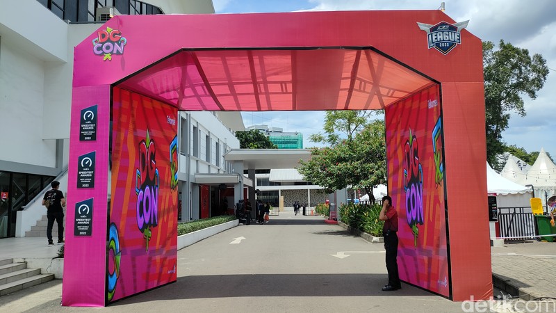 Menyambangi DG Con 2022, Bisa Main Game Hingga Nonton Film. Acaranya digelar offline di Basket Hall Senayan, Jakarta. DG Con 2022 diselenggarakan selama tiga hari, mulai dari 28-30 Oktober 2022.