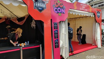 Di sini, pengunjung juga disuguhkan beragam both di mana menawarkan permainan dari beberapa judul game, hingga menonton film. Foto: (Panji Saputro/detikINET).