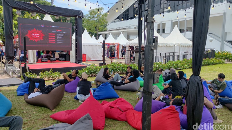 Menyambangi DG Con 2022, Bisa Main Game Hingga Nonton Film. Acaranya digelar offline di Basket Hall Senayan, Jakarta. DG Con 2022 diselenggarakan selama tiga hari, mulai dari 28-30 Oktober 2022.