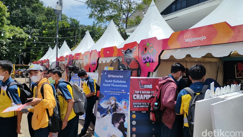 Menyambangi DG Con 2022, Bisa Main Game Hingga Nonton Film. Acaranya digelar offline di Basket Hall Senayan, Jakarta. DG Con 2022 diselenggarakan selama tiga hari, mulai dari 28-30 Oktober 2022.