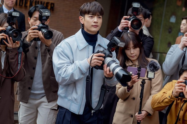 Minho menjadi salah satu personel grup KPop SHINee yang banjir tawaran akting. Penggemar drama Korea mungkin sudah tak asing dengan penampilannya di drama Korea To The Beautiful You, Hwarang, dan The Fabulous. Dia pun membintangi teater musikal selama dua tahun terakhir. Foto: Dok. Netflix