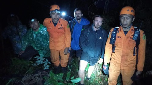Dua orang WNA asal Inggris tersesat dan mengalami kelelahan saat melakukan pendakian di Gunung Agung, Karangasem, Bali.