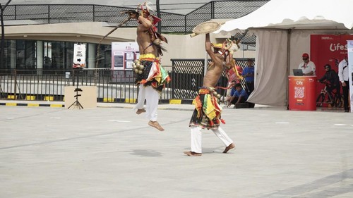 Dua penari caci beradu ketangkasan pada IFG Labuan Bajo Marathon di Waterfront City, Labuan Bajo, NTT, Jumat (28/10/2022)