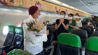 Dengan mengenakan kebaya, para pramugari menyapa penumpang Citilink.