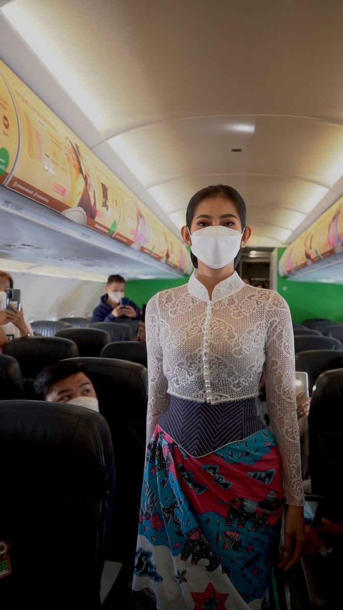 Memperingati Hari Penerbangan Nasional Kamis 27 Oktober 2022, awak kabin maskapai penerbangan Citilink menggelar peragaan busana (fashion show) kebaya oleh awak kabin di atas ketinggian 35.000 kaki.