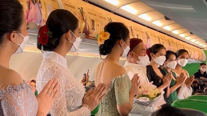 Memperingati Hari Penerbangan Nasional Kamis 27 Oktober 2022, awak kabin maskapai penerbangan Citilink menggelar peragaan busana (fashion show) kebaya oleh awak kabin di atas ketinggian 35.000 kaki.