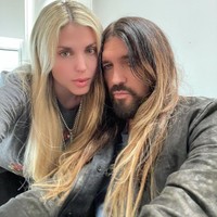 Seperti Miley, Firerose juga datang dari keluarga pemusik. Sebagai penyanyi, wanita itu sudah cukup banyak mengeluarkan single hits, seperti “New Day”, “Way Out”, “Fragile Handling”, dan “No Holding Fire.”Foto: Instagram Firerose