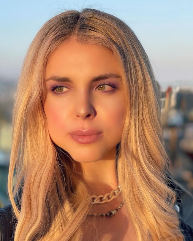 Hubungan percintaan ayah Miley Cyrus, Billy Ray Cyrus, sedang jadi sorotan. Setelah bercerai dengan ibu Miley, Tish, ia berpacaran dengan seorang wanita yang dikenal sebagai Firerose. Mereka dikabarkan akan segera menikah.Foto: Instagram Firerose