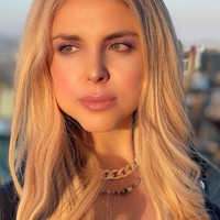 Hubungan percintaan ayah Miley Cyrus, Billy Ray Cyrus, sedang jadi sorotan. Setelah bercerai dengan ibu Miley, Tish, ia berpacaran dengan seorang wanita yang dikenal sebagai Firerose. Mereka dikabarkan akan segera menikah.Foto: Instagram Firerose