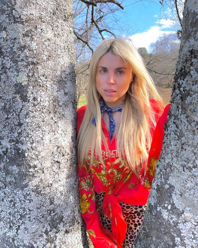 Miley Cyrus dikabarkan akan memiliki ibu tiri setelah Firerose mengunggah foto di mana ia terlihat memakai cincin berlian. Dilaporkan Firerose dan ayahnya telah bertunangan.Foto: Instagram Firerose