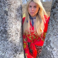 Miley Cyrus dikabarkan akan memiliki ibu tiri setelah Firerose mengunggah foto di mana ia terlihat memakai cincin berlian. Dilaporkan Firerose dan ayahnya telah bertunangan.Foto: Instagram Firerose