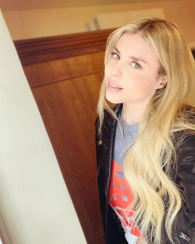 Firerose memuji ayah Miley Cyrus sebagai sosok yang medukung kariernya. Billy Ray adalah pendukung musikku sejak awal. Dia sangat percaya padaku dan terus saja memintaku untuk mengejar mimpi apapun yang terjadi dan jangan menyerah. Industri musik tidak mudah tapi dukungannya luar biasa, katannya.Foto: Instagram Firerose