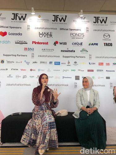 Foto Allyssa Hawadi Soeleman dan Indah Nada Puspita usai menggelar konferensi pers koleksi di Jakarta Fashion Week 2023.