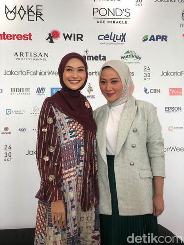 Foto Allyssa Hawadi Soeleman dan Indah Nada Puspita usai menggelar konferensi pers koleksi di Jakarta Fashion Week 2023.