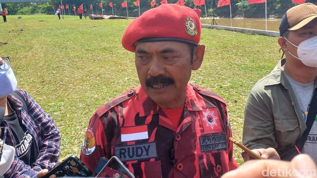 FX Hadi Rudyatmo usai upacara peringatan hari Sumpah Pemuda oleh Kader DPC PDIP Solo, di Taman Sunan Jogo Kali, Kelurahan Pucangsawit, Kecamatan Jebres, Kota Solo, Jumat (28/10/2022).
