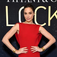 Pada 2023 ini ketika Israel kembali perang dengan Hamas, Gal Gadot pun menyampaikan dukungannya. Dia mengunggah lambang bendera Israel di feed Instagram. Gal Gadot dengan gamblang menyatakan berada di pihak Israel dan meminta followers-nya untuk ikut mendukung. Dia juga membuka donasi untuk rakyat Israel yang menjadi korban perang antara negara tersebut dengan Hamas. Foto: Getty Images for Tiffany & Co./Stefanie Keenan