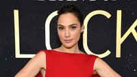 Siapa sih yang tak kenal dengan Gal Gadot? Aktris asal Israel yang sukses menjadi Wonder Woman dalam Marvel Cinematic Universe dan sebelumnya adalah Miss Israel 2004. Foto: Getty Images for Tiffany & Co./Stefanie Keenan