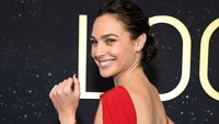 Gal Gadot melengkapi penampilannya yang mencolok dengan perhiasan emas. Foto: Getty Images for Tiffany & Co./Stefanie Keenan
