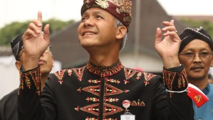 Ganjar Pranowo mengenakan pakaian adat Aceh, Jumat (28/10/2022).