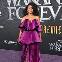 Masih bernuansa ungu metalik, penampilan atraktif lainnya datang dari Angela Bassett, pemeran Ratu Ramonda. Angela tampil glamor dengan gaun rancangan Moschino. Foto: FilmMagic/Axelle/Bauer-Griffin