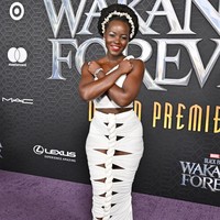 Lupita Nyong’o mencuri perhatian dengan gaun putih berdetail unik keluarah rumah mode Balmain. Gaun dengan aksen simpul dan pleats ini menonjolkan kecantikan kulit pemeran Nakia ini. Foto: FilmMagic/Axelle/Bauer-Griffin