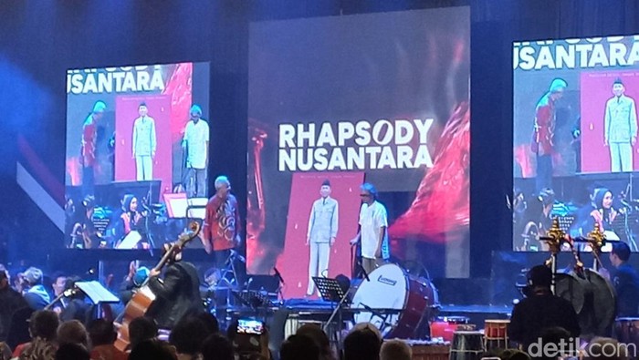 Gubernur Jawa Tengah Ganjar Pranowo saat menghadiri Rhapsody Nusantara di Solo, Jumat (28/10/2022). Ganjar mendapat hadiah lukisan Sukarno dari Butet Kertaredjasa.