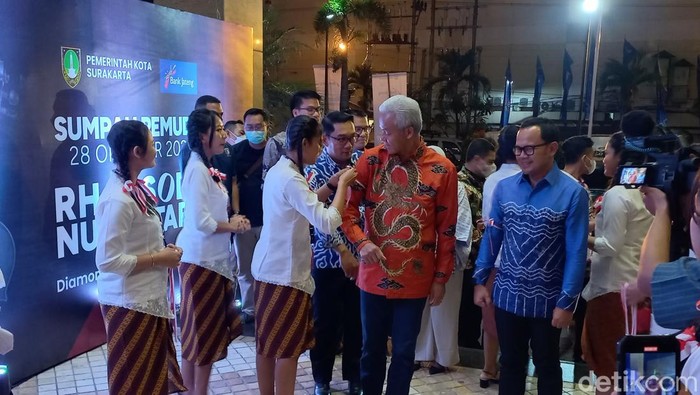 Gubernur Jawa Tengah Ganjar Pranowo saat menghadiri Rhapsody Nusantara di Solo, Jumat (28/10/2022). Ganjar mendapat hadiah lukisan Sukarno dari Butet Kertaredjasa.