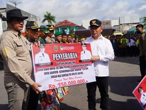 Gubernur Kalteng Pimpin Apel dan Serahkan Bansos untuk Korban Banjir