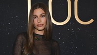 Hailey menikahi penyanyi ngetop AS, Justin Bieber pada 2018 lalu.   Foto: WWD via Getty Images/Michael Buckner