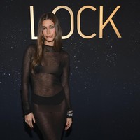 Gaun lengan panjang dengan potongan H-line ini merupakan koleksi dari Saint Laurent. Foto: WWD via Getty Images/Michael Buckner