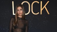 Hailey Bieber melengkapinya dengan kalung emas dan gelang berkilau.  Foto: WWD via Getty Images/Michael Buckner