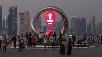 Orang-orang berkumpul di jam raksasa yang menghitung mundur waktu menuju Piala Dunia 2022. Reuters/Hamad I Mohammed