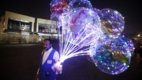 Seorang pedagang balon menyala di pasar Souq Waqif menjajakan dagangannya. Reuters/Hamad I Mohammed
