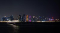 Sebuah gambar yang diambil pada 20 Oktober 2022, menunjukkan pemandangan cakrawala ibukota Qatar, Doha, menjelang Piala Dunia Sepak Bola FIFA 2022. Gelaran Piala Dunia 2022 Qatar akan berlangsung November mendatang. Disela-sela menyaksikan pertandingan, Qatar juga menawarkan wisata malam hari yang menarik. Jewel Samad/AFP/Getty Images