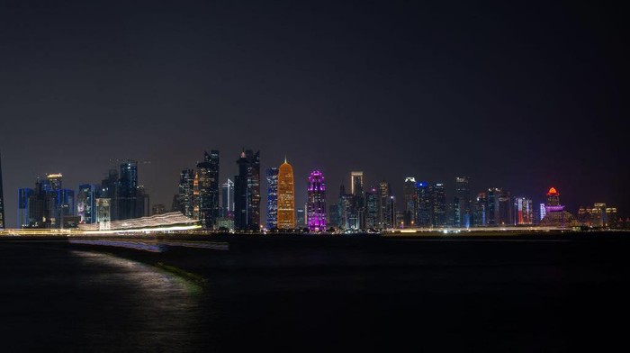 Indahnya Kota Doha di Malam Hari Jelang Piala Dunia 2022 A picture taken on October 20, 2022, shows a view of the skyline of the Qatari capital Doha ahead of the FIFA 2022 Football World Cup. (Photo by Jewel SAMAD / AFP) (Photo by JEWEL SAMAD/AFP via Getty Images)