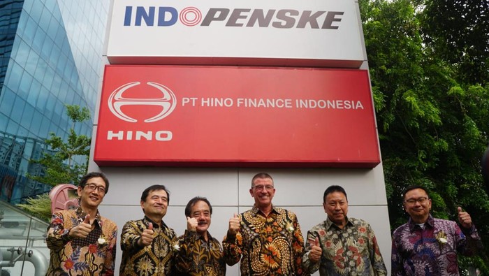 Mr. Takeshi Mitsui - General Manager Mobility Division Mitsui & Co, Shinichi Kikuchihara, Presiden Direktur dan CEO PT Mitsui Indonesia, Jusak Kertowidjojo,  Presiden Direktur PT Indomobil Sukses Internasional, Tbk dan PT Indomobil Multi Jasa, Tbk, Arthur Vallely, Presiden Direktur Penske Truck & IndoPenske, Harry Pramono, Direktur Utama Indorent & IndoPenske, Daisuke Hori, Senior Vice President Penske Truck Leasing, hadir dalam peresmian pendirikan perusahaan joint venture IndoPenske antara Indorent, Mitsui dan Penske di bisnis penyewaan kendaraan niaga di Indomobil Tower, Kamis (27/10/2022).